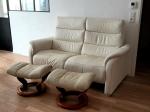 Canapé cuir blanc 2 places + 2 repose-pieds. - Miniature